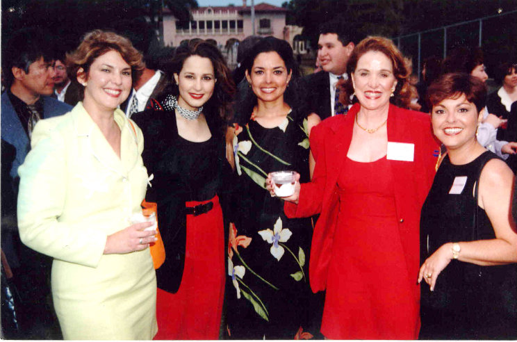 20100329033629Isa-con-Tere-Montoya-Raquelin-Gonzalez.jpg